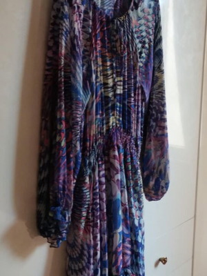 Dress like new, long colorful with elastic waist and sleeves