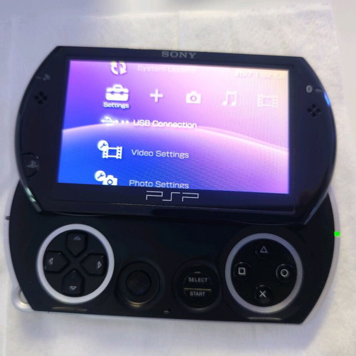 PSP Go like new, mint condition handheld console