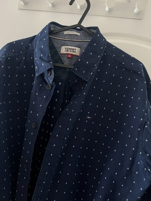 Tommy Jeans shirt large, like new, dark blue polka dot