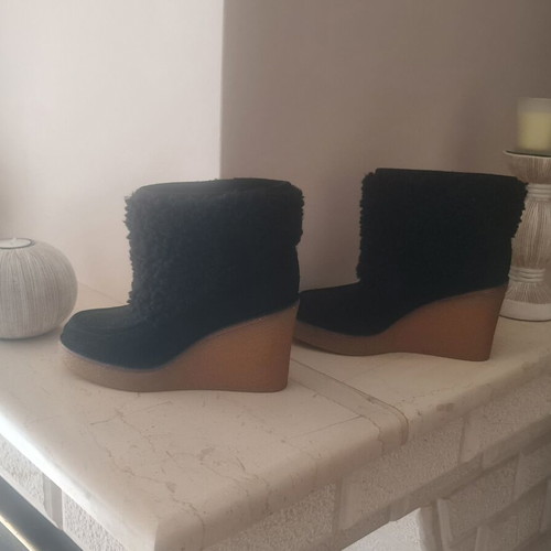 Ugg New Heights Cuff boots size 37 like new, black suede sheepskin