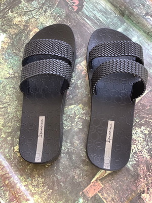 Ipanema σαγιονάρες μεταχειρισμένες, νούμερα 36 και 37, μαύρες