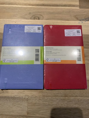 Moleskine σημειωματάρια καινούργια, ένα με γραμμές κόκκινο και ένα με λευκές σελίδες