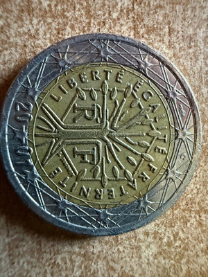 Collectible 2€ coin used with rare minting errors from France