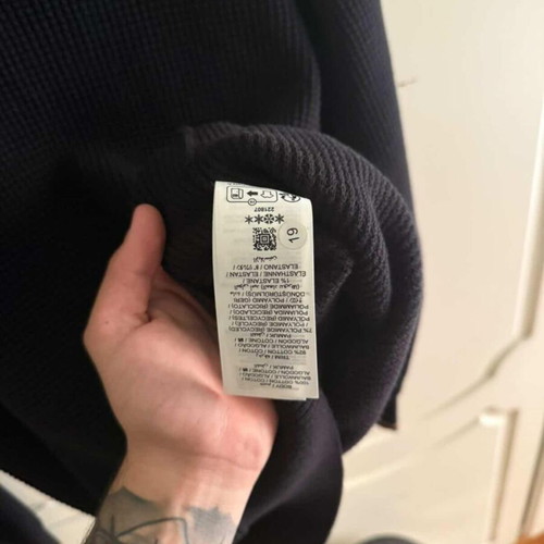 Fred Perry long-sleeve black sweater like new, size Medium