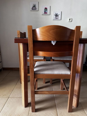 Ξύλινο τραπέζι τραπεζαρίας με 6 καρέκλες, καφέ σετ