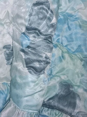 Quilt satin with ruffles 1.60 x 2.20 like new with 2 pillowcases