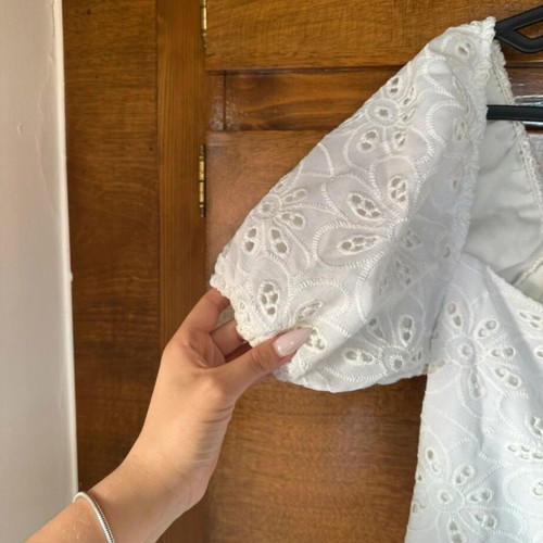 White guipure dress like new, comfortable romantic
