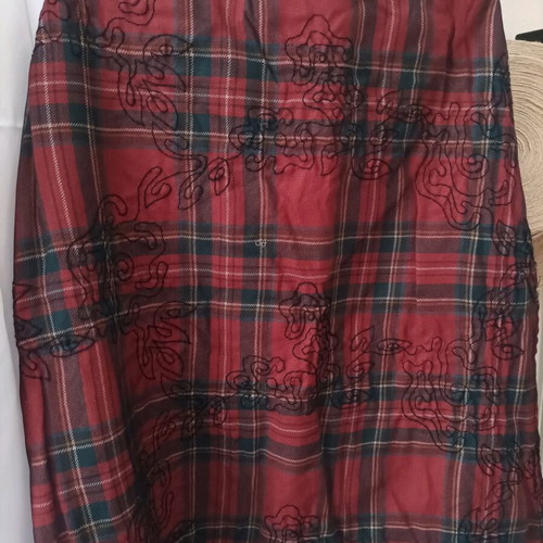 Scottish tartan red skirt Large like new with embroidered design