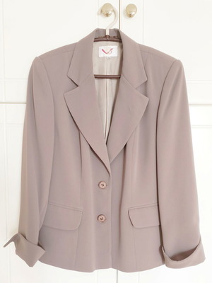 Women's jacket VS Fashion like new with unique sleeve design
