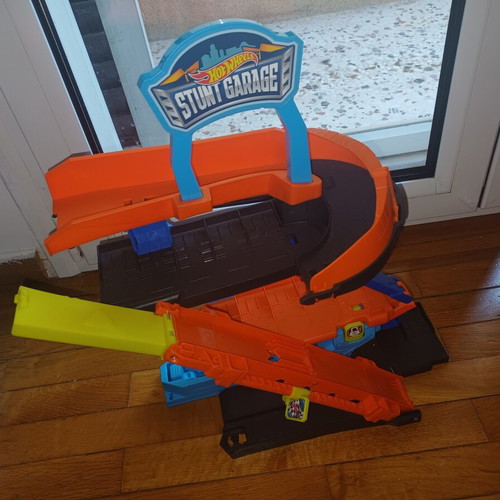 Mattel Hot Wheels City Transforming Stunt Garage with Car Launcher new