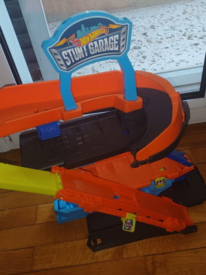 Mattel Hot Wheels City Transforming Stunt Garage with Car Launcher new