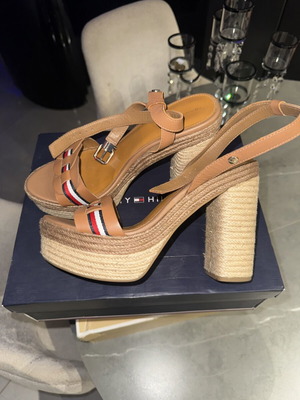 Tommy Hilfiger heels size 41 new with box beige and brown