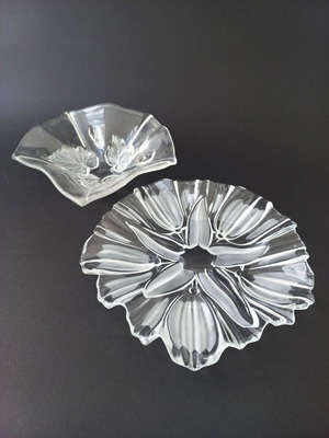 Set of 2 vintage embossed glass platters - ortnervieres like new