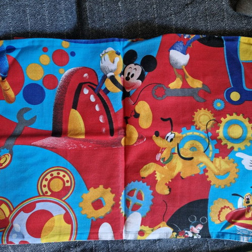 Baby crib sheet with Mickey like new, with pillowcase