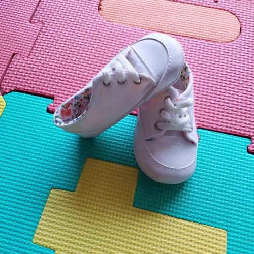 Set of 2 baby shoes size 18 new, white and red