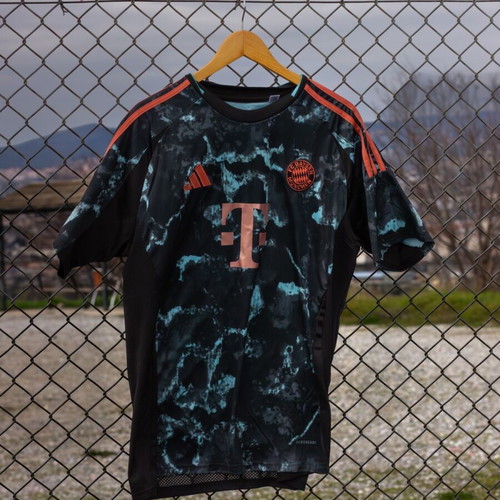 Bayern München 2024-25 Away Kit like new, authentic