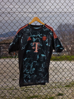 Bayern München 2024-25 Away Kit like new, authentic