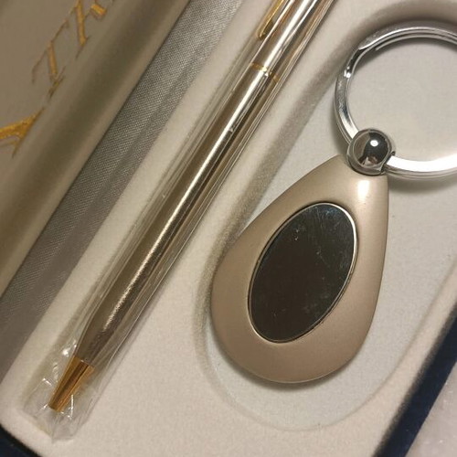 Men's gift set like new with pen and keychain