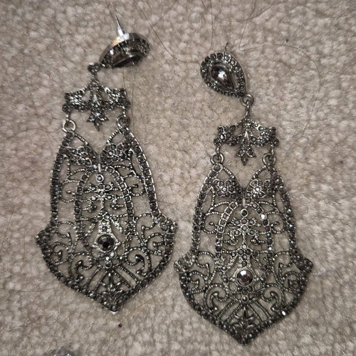 Various hanging earrings used, pack