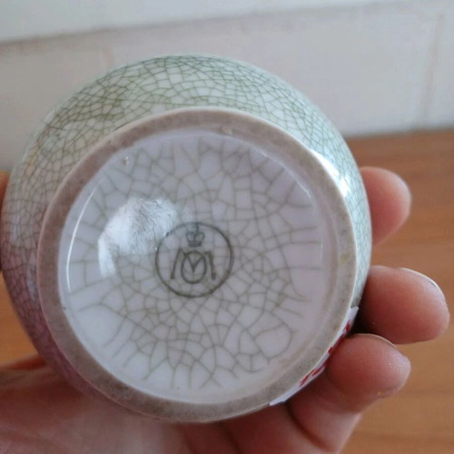 Decorative vase like new with unique cracked design and gilded detail