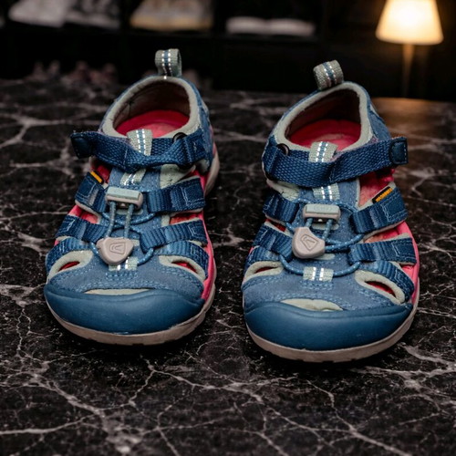 Keen sandals for girls like new, size 24, blue and pink