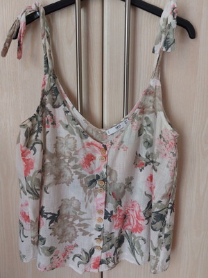 Mango linen top with buttons and tie straps, like new, multicolor