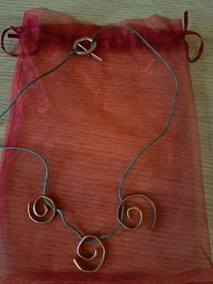 Χειροποίητο κολιέ με σπείρες από ορείχαλκο μεταχειρισμένο