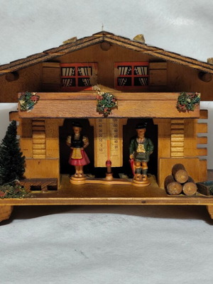 Немска дървена метеорологична къщичка с фигурки, 19 x 13 x 8 см