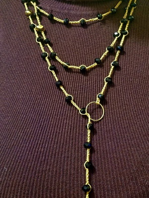 Μακρύ κολιέ χειροποίητο με μαύρες και χρυσές χάντρες