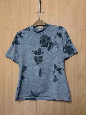 Women's T-shirt like new with rose design, black and grey