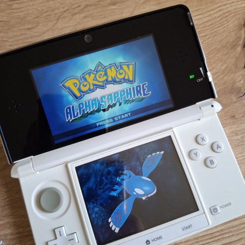 Nintendo 3DS Pearl White like new with original stylus and USB cable