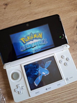 Nintendo 3DS Pearl White like new with original stylus and USB cable