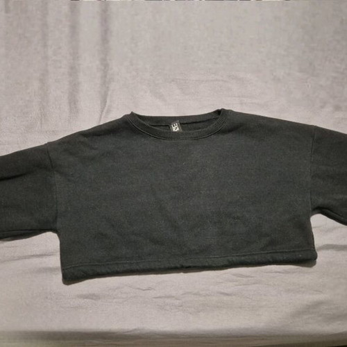 Luigi crop sweatshirt black, like new, size M/L