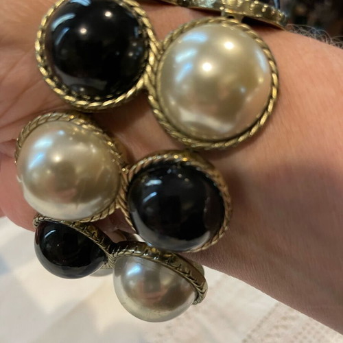 Faux pearl and black cabochon bracelet like new