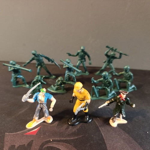 Vintage plastic army men and figures set of 13 pieces, like new