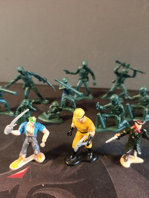 Vintage plastic army men and figures set of 13 pieces, like new
