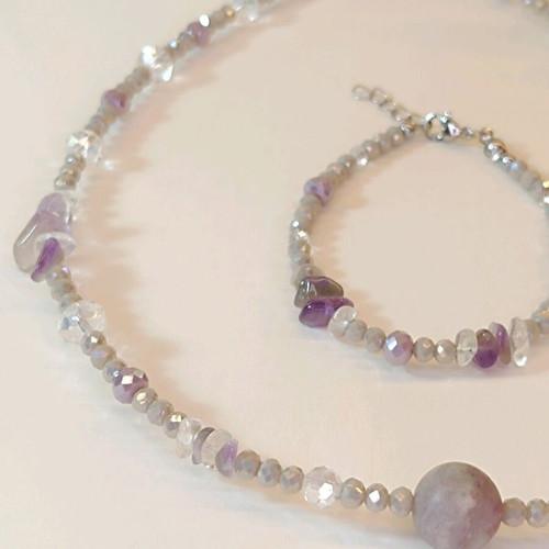 Jewelry set with purple semi-precious stones new, necklace and bracelet