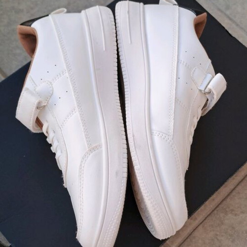 Athletic shoes like new, white with brown details, size 38