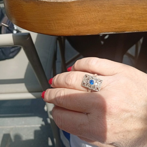 9 Carat Gold Ring like new with synthetic diamonds and sapphire