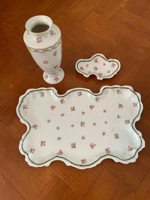 English porcelain plate set of 3 like new, delicate design