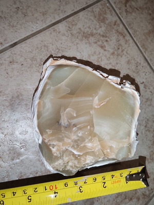 Rock with probable agate, white coating, 1.5kg, like new, from northern Evia