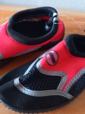 Mare water shoes size 32 new, black and red