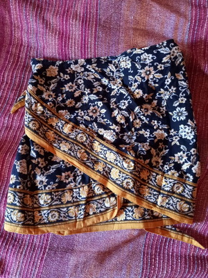 Zara skirt with floral pattern size M like new, black and yellow