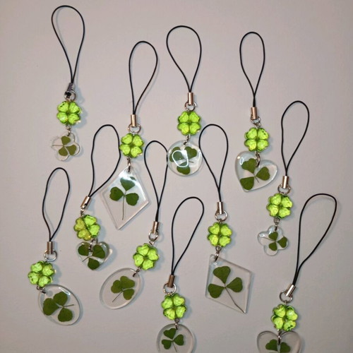 Lucky 13 keychain with resin and real clovers like new, multicolor green