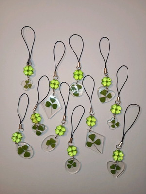 Lucky 13 keychain with resin and real clovers like new, multicolor green