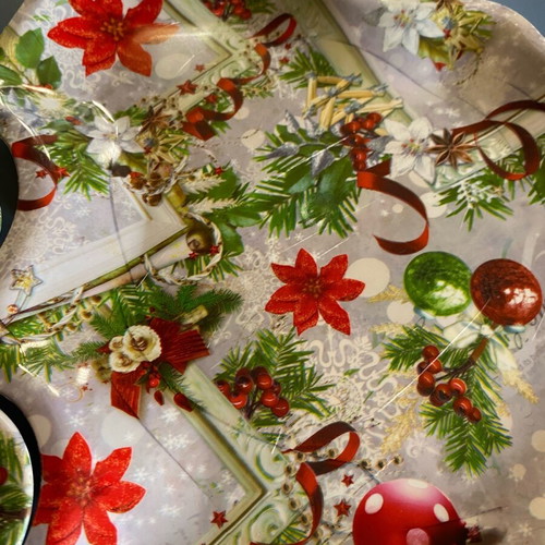 Set of 2 Christmas platters like new with designs