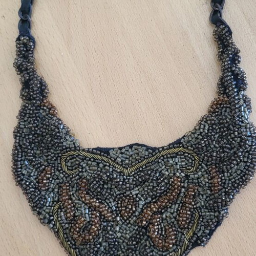 Beaded necklace like new, black and gold