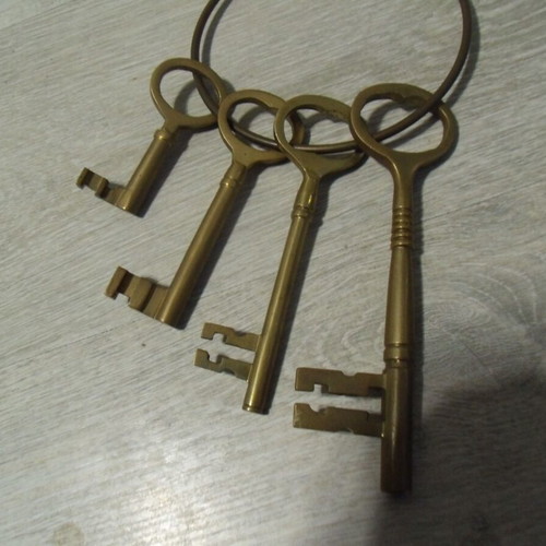 Set of 4 old bronze keys used
