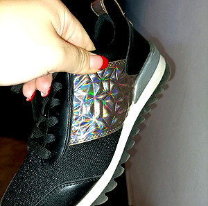 sneakers μαύρα με ασημί λεπτομέρειες στο πλάι