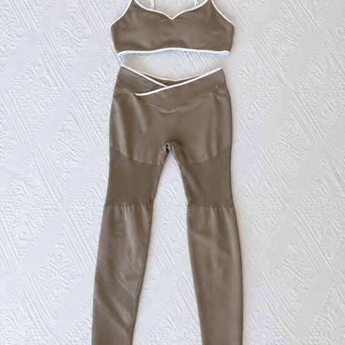 Thrivin sportswear set gray and white used, size S bra XS leggings